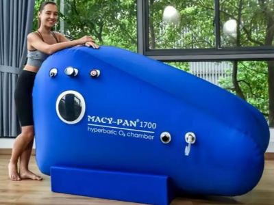 How does a hyperbaric oxygen chamber function